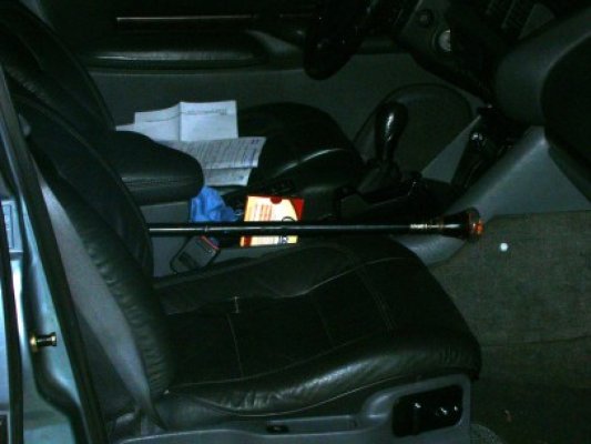 Sabie ascunsă în baston, descoperită de poliţişti într-o maşină